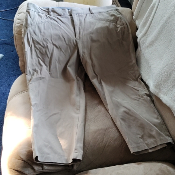 Dockers Pants - ✨Dockers women's size 16 tan Capri pants